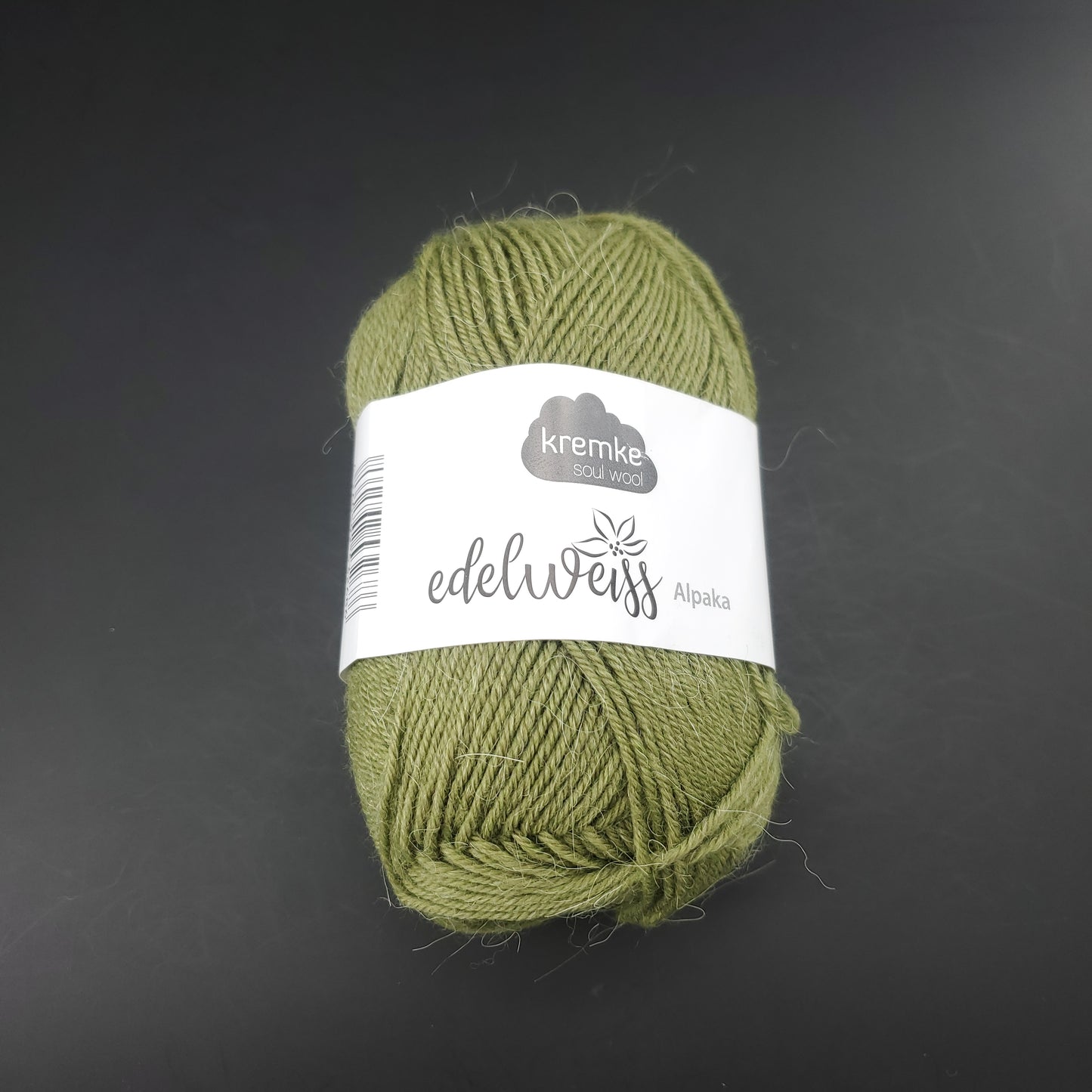 pelote de laine à chaussettes edelweiss alpaka 4ply de marque kremke de couleur 048 pour tricot et crochet sur fond noir