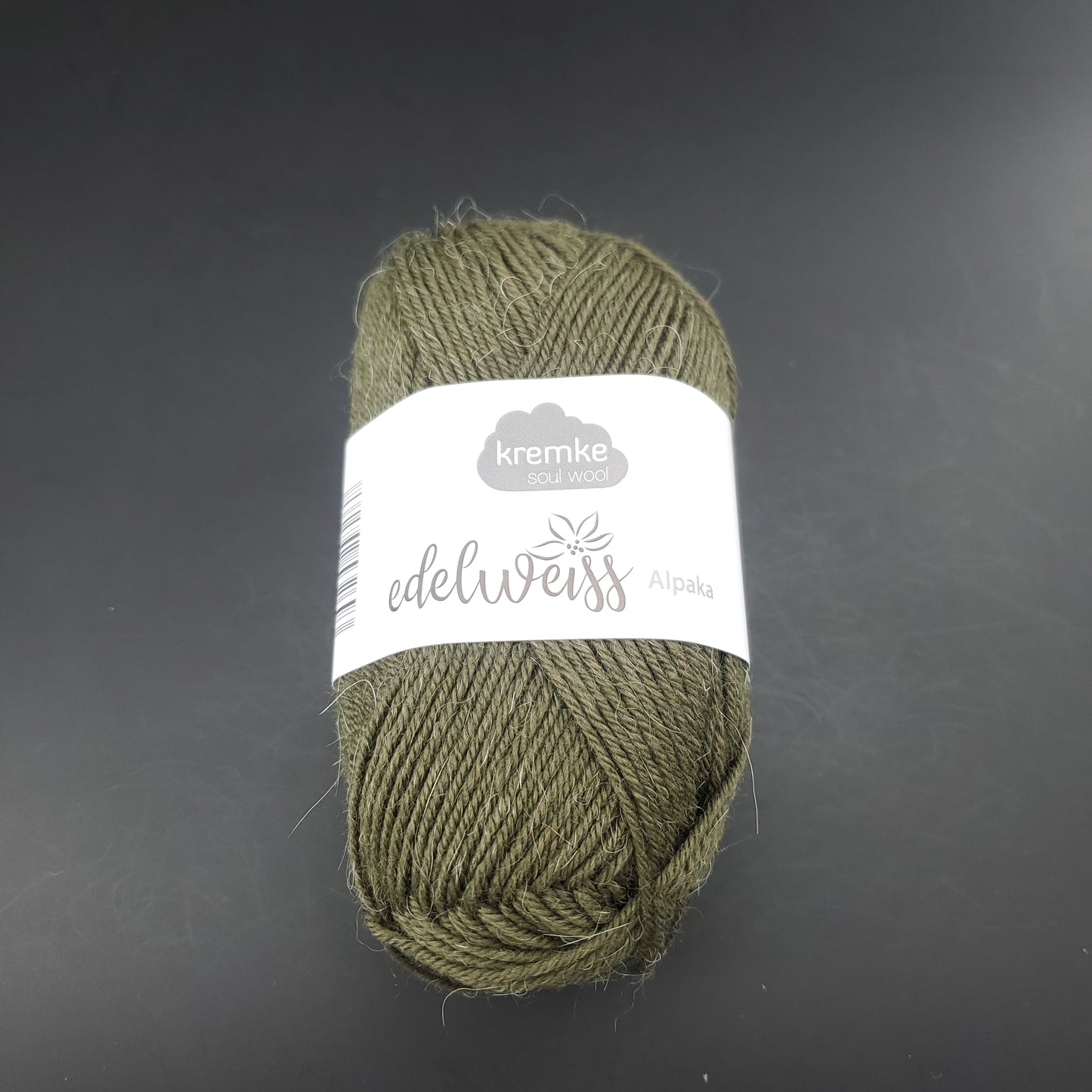 pelote de laine à chaussettes edelweiss alpaka 4ply de marque kremke de couleur 049 pour tricot et crochet sur fond noir