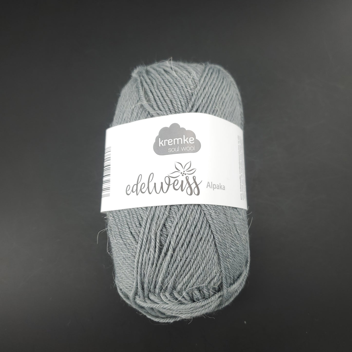 pelote de laine à chaussettes edelweiss alpaka 4ply de marque kremke de couleur 052 pour tricot et crochet sur fond noir