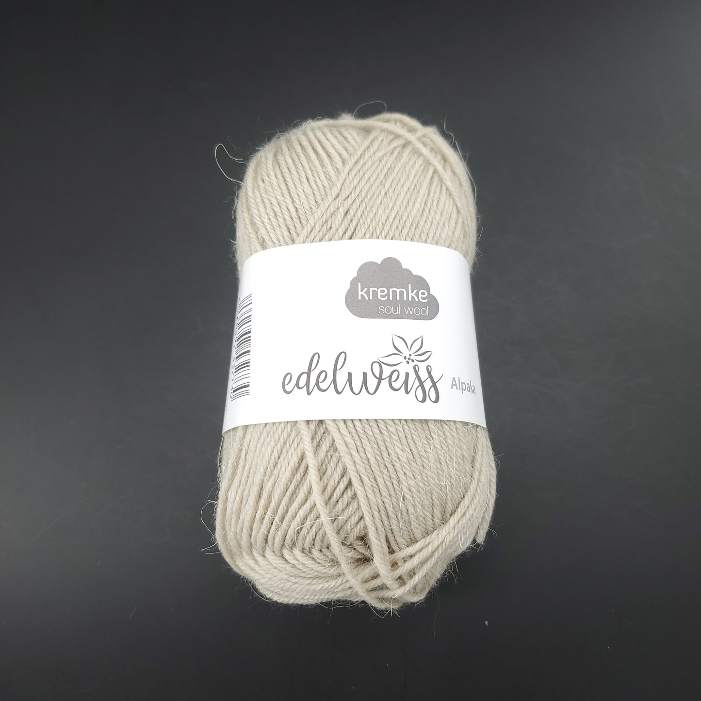 pelote de laine à chaussettes edelweiss alpaka 4ply de marque kremke de couleur 053 pour tricot et crochet sur fond noir