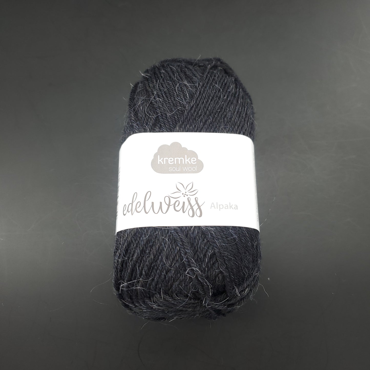 pelote de laine à chaussettes edelweiss alpaka 4ply de marque kremke de couleur 055 pour tricot et crochet sur fond noir