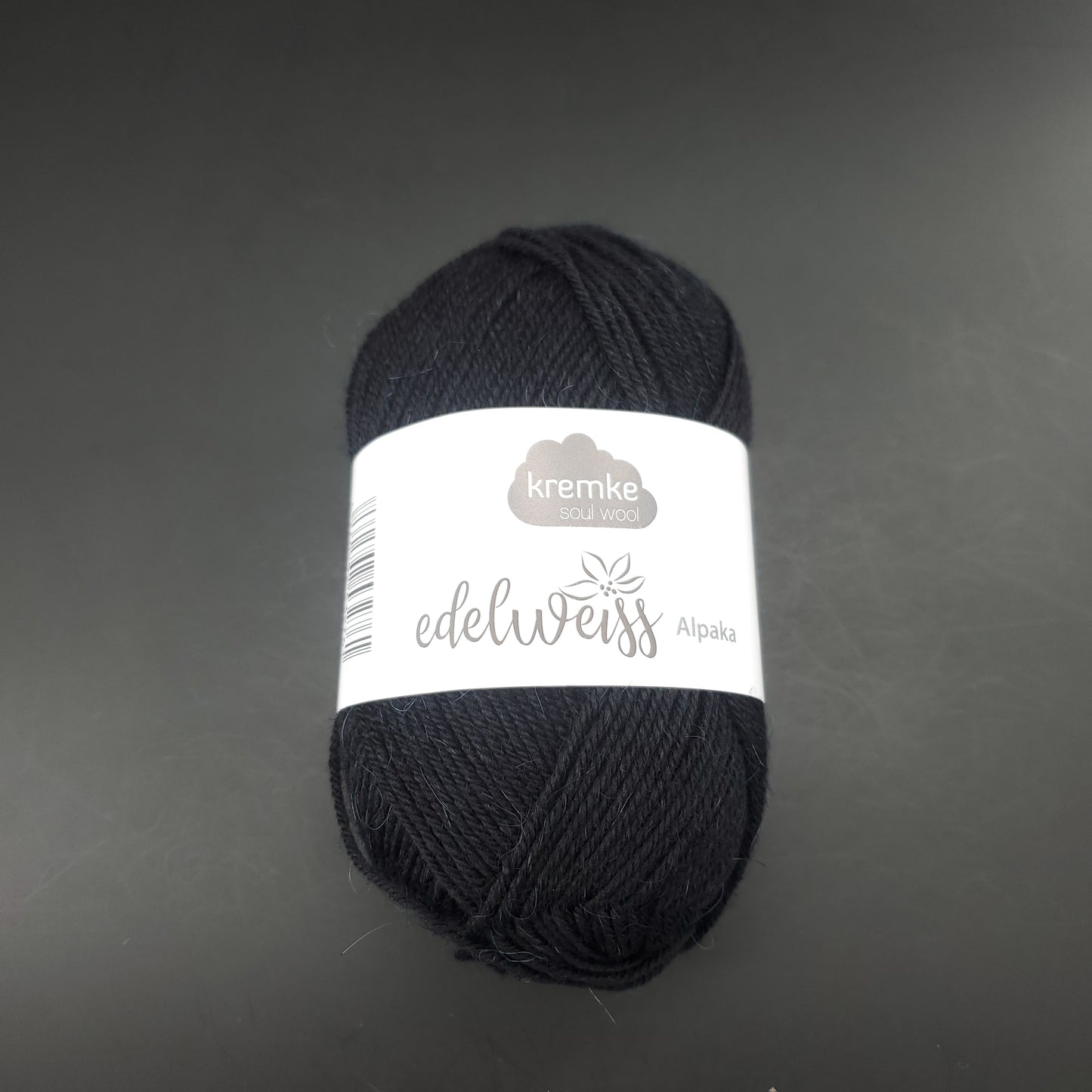 pelote de laine à chaussettes edelweiss alpaka 4ply de marque kremke de couleur 056 pour tricot et crochet sur fond noir