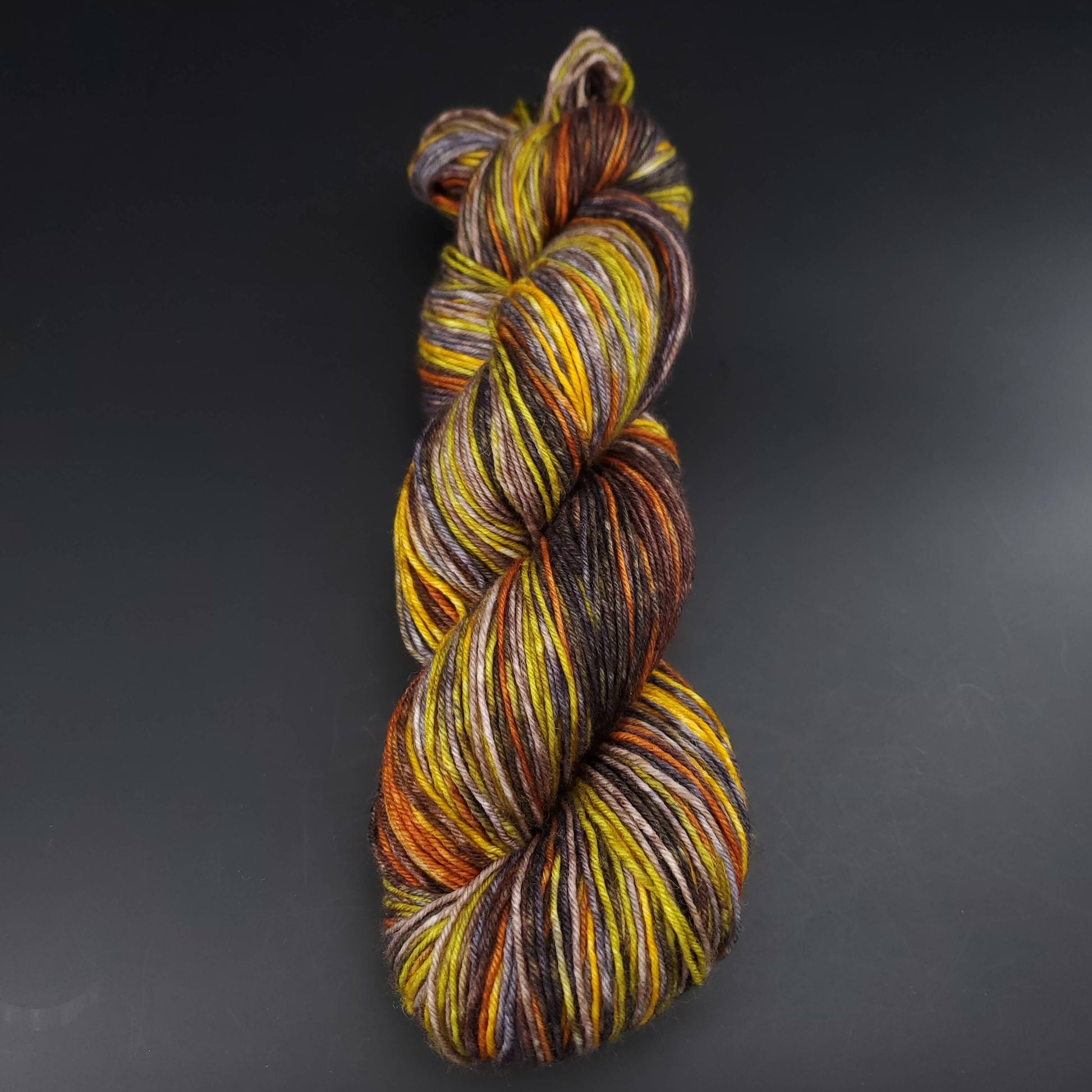 echeveau de laine lazy lion de kremke coloris 001 indian summer pour tricot et crochet sur fond noir