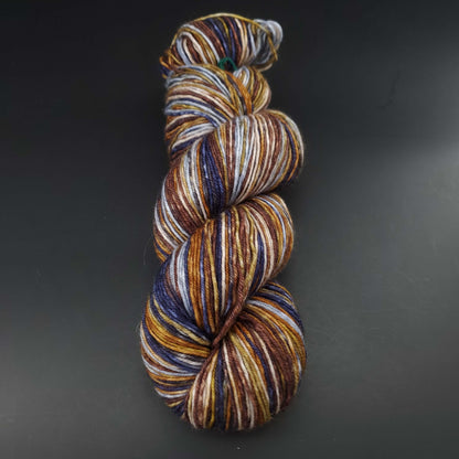 echeveau de laine lazy lion de kremke coloris 002 highlands pour tricot et crochet sur fond noir