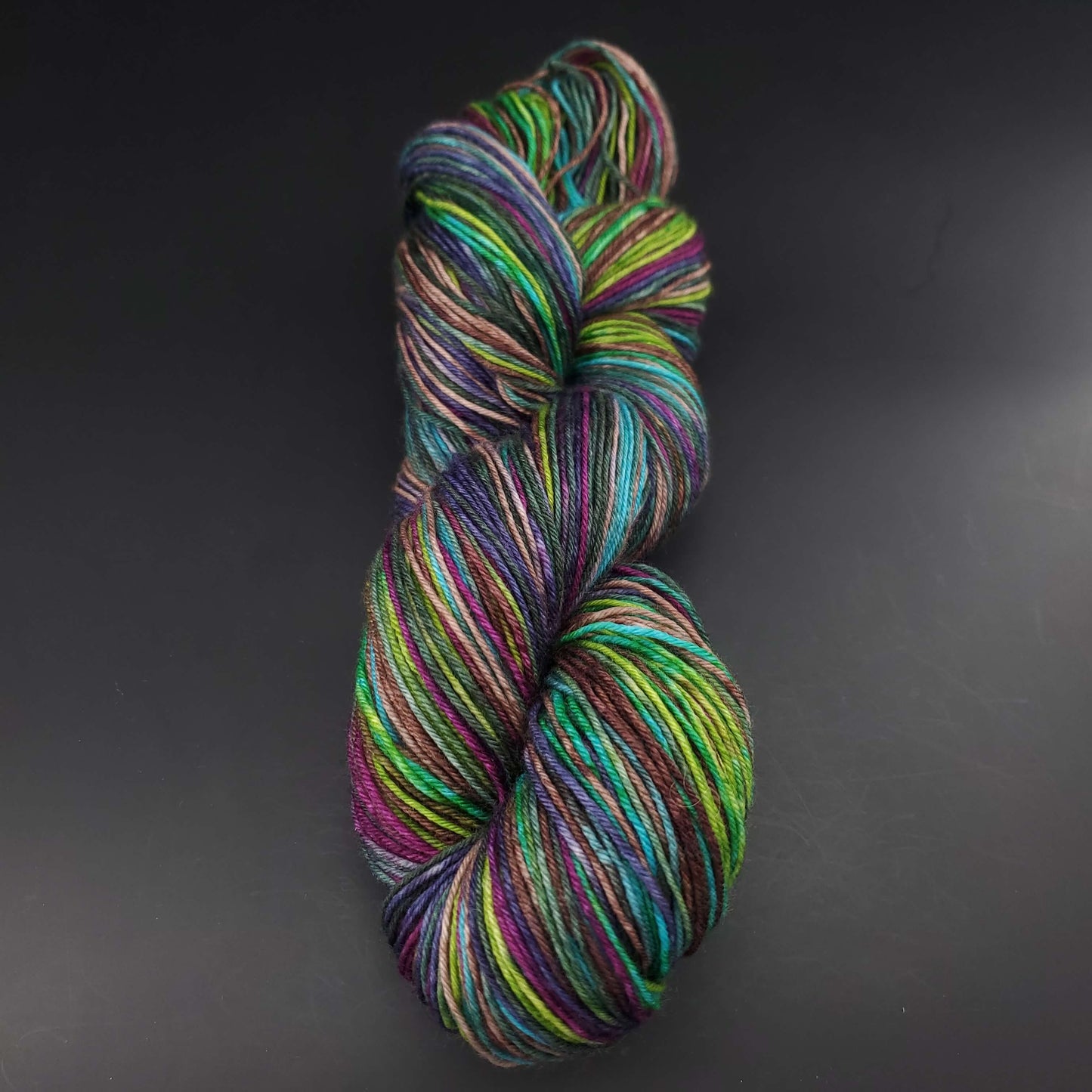 echeveau de laine lazy lion de kremke coloris 003 venetian glass pour tricot et crochet sur fond noir