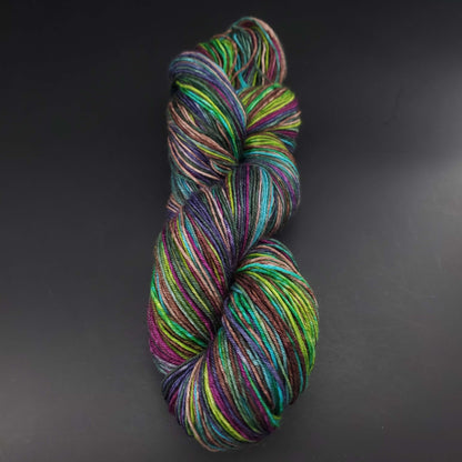 echeveau de laine lazy lion de kremke coloris 003 venetian glass pour tricot et crochet sur fond noir