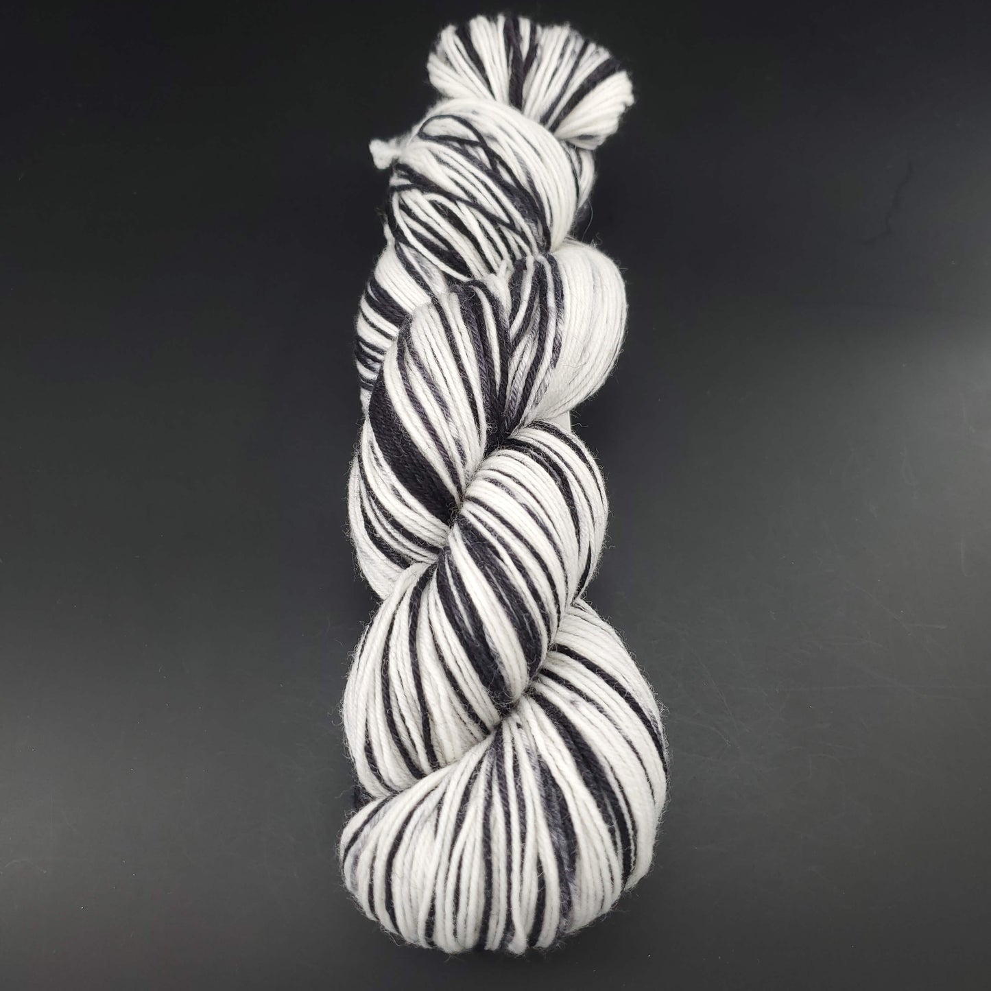 echeveau de laine lazy lion de kremke coloris 004 zebra pour tricot et crochet sur fond noir