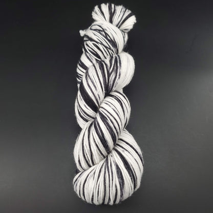 echeveau de laine lazy lion de kremke coloris 004 zebra pour tricot et crochet sur fond noir