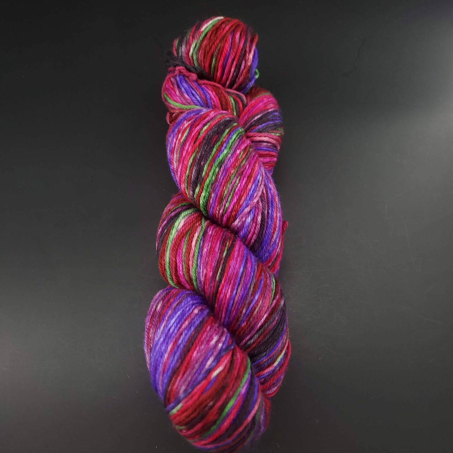 echeveau de laine lazy lion de kremke coloris 005 bunch of roses pour tricot et crochet sur fond noir