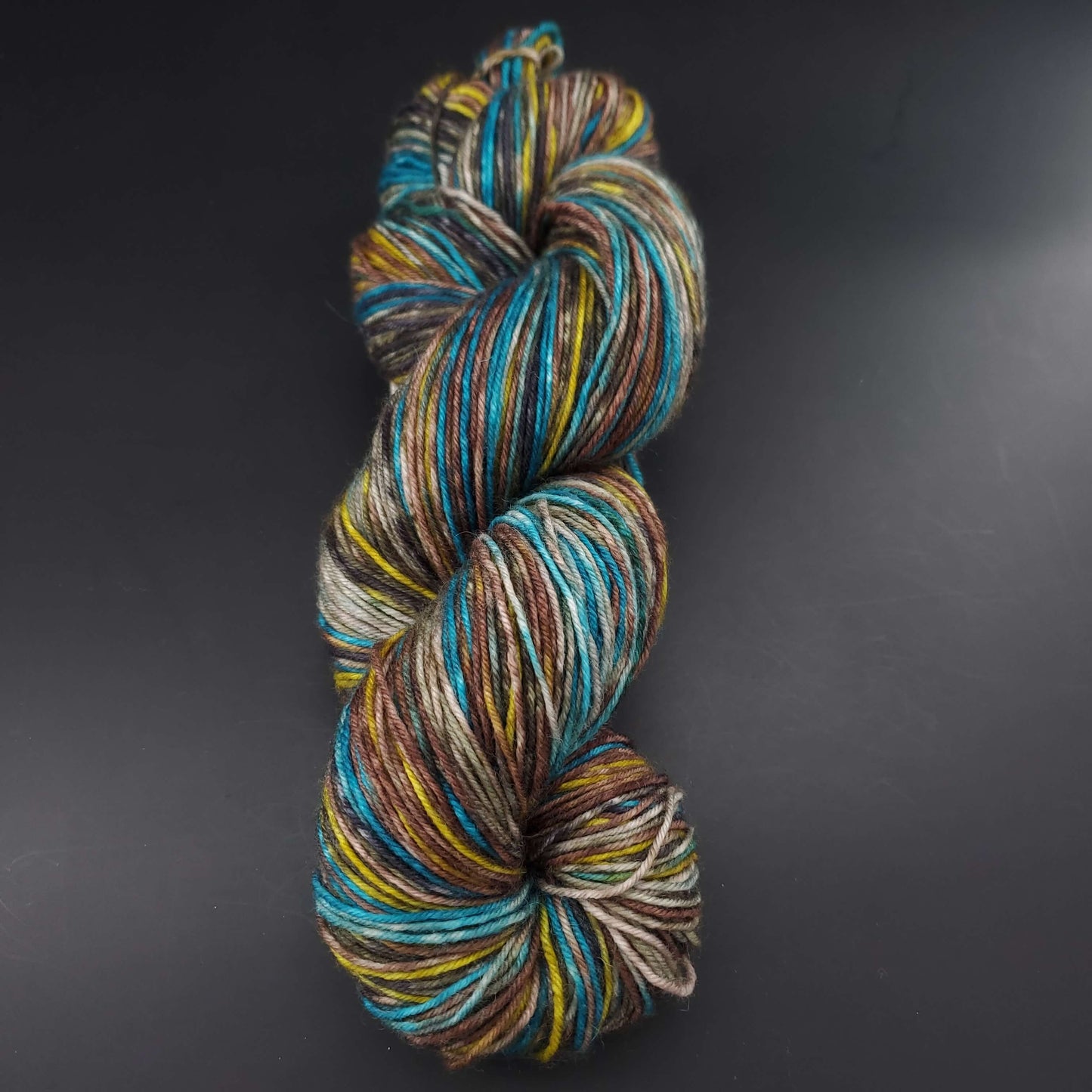 echeveau de laine lazy lion de kremke coloris 006 deep water pour tricot et crochet sur fond noir