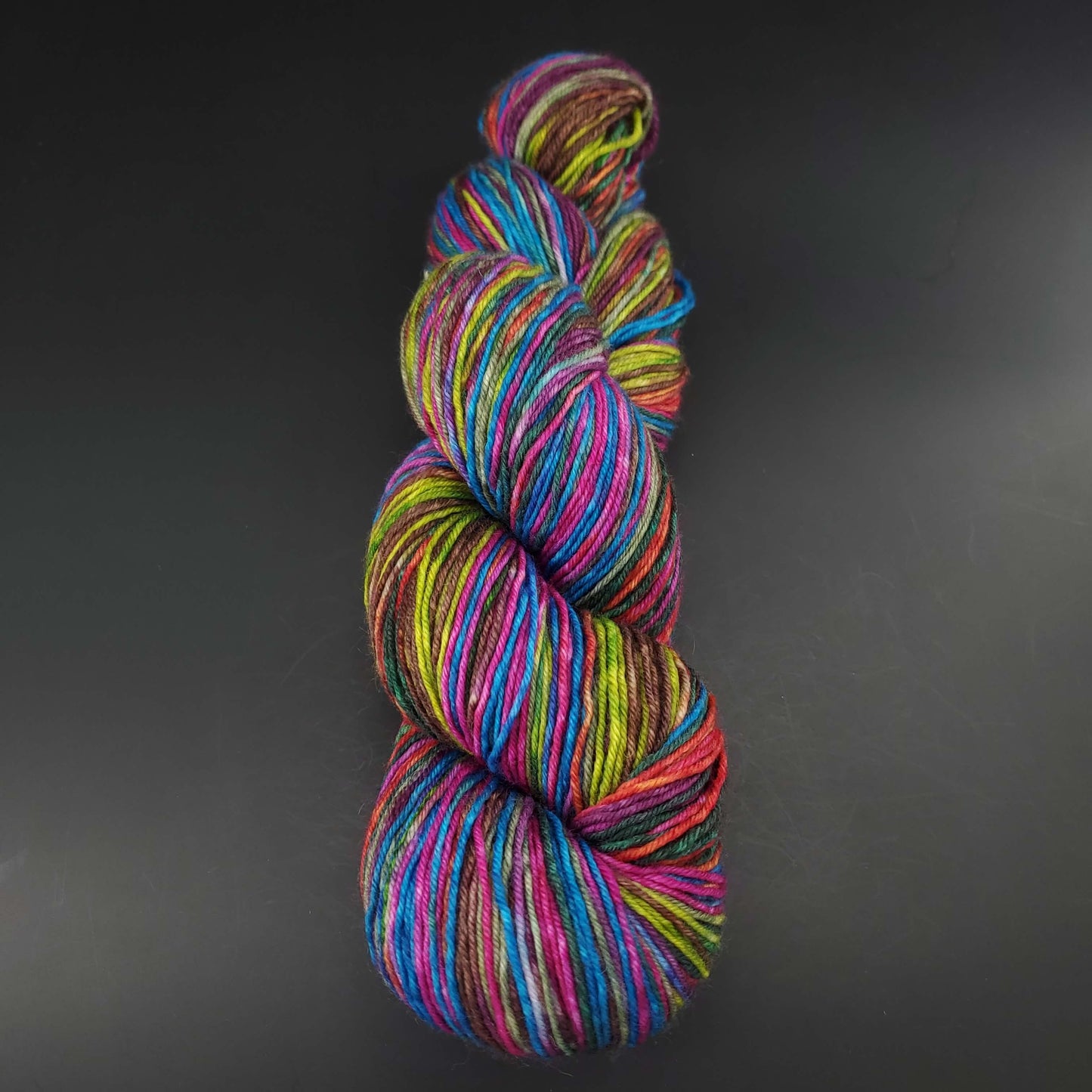 echeveau de laine lazy lion de kremke coloris 007 flower bed pour tricot et crochet sur fond noir