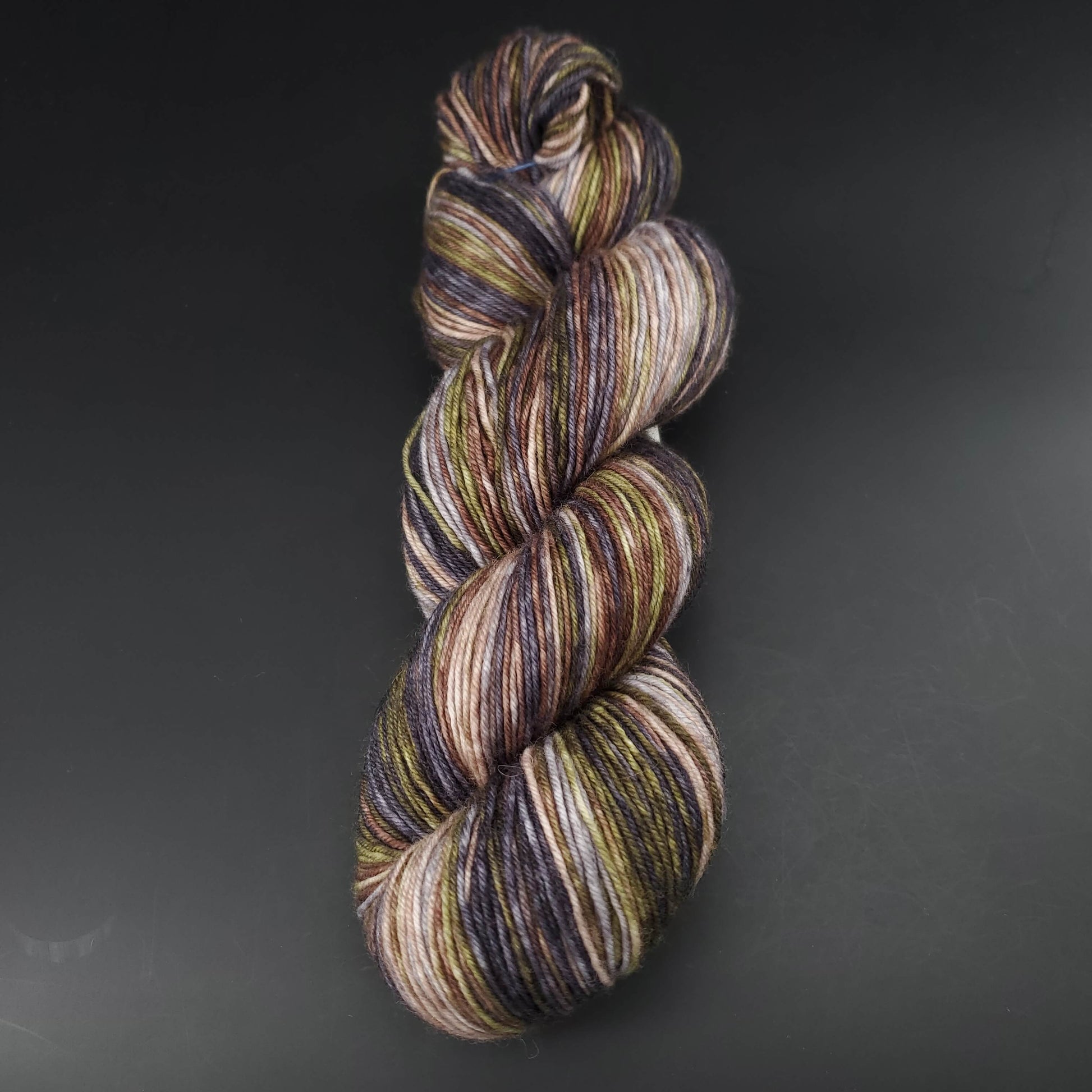 echeveau de laine lazy lion de kremke coloris 010 earth wind no fire pour tricot et crochet sur fond noir