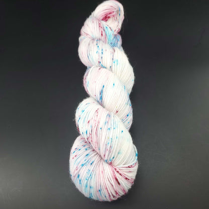 echeveau de laine lazy lion de kremke coloris 1201 kilimanjaro pour tricot et crochet sur fond noir