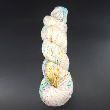 echeveau de laine lazy lion de kremke coloris 1202 mawenzi speckled chaotic pour tricot et crochet sur fond noir