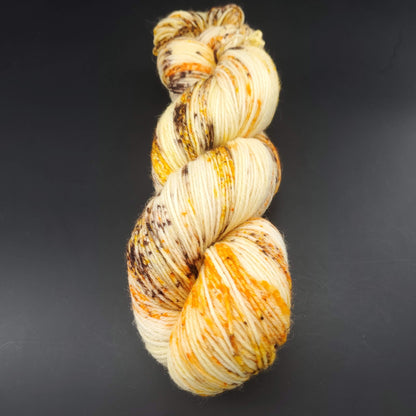 echeveau de laine lazy lion de kremke coloris 1206 before the rain pour tricot et crochet sur fond noir