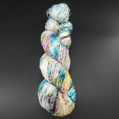 echeveau de laine lazy lion de kremke coloris 1208 stormy malindi chaotic pour tricot et crochet sur fond noir