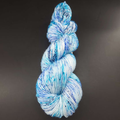 echeveau de laine lazy lion de kremke coloris 1210 climbing kili pour tricot et crochet sur fond noir