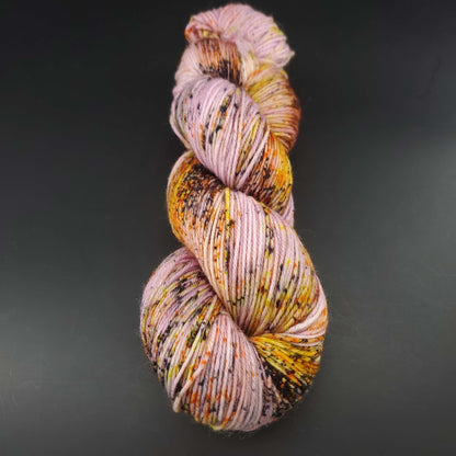 echeveau de laine lazy lion de kremke coloris 1211 misty savannah pour tricot et crochet sur fond noir