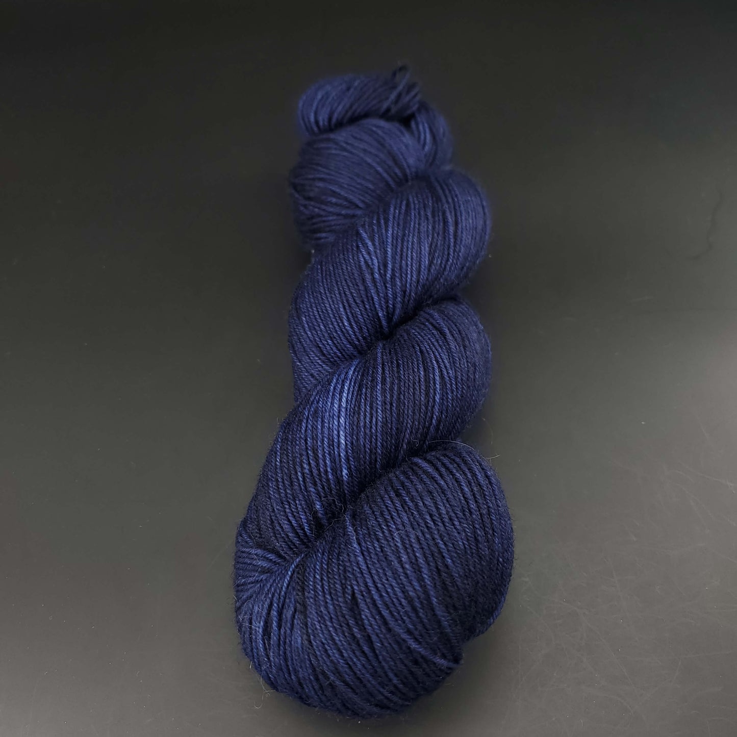 echeveau de laine merinos lazy lion unie de marque kremke de couleur royal blue pour tricot et crochet, sur fond noir