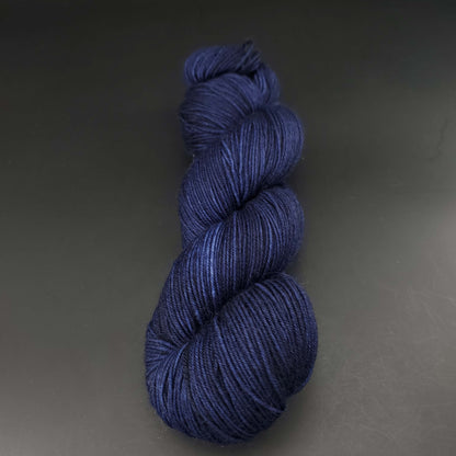 echeveau de laine merinos lazy lion unie de marque kremke de couleur royal blue pour tricot et crochet, sur fond noir