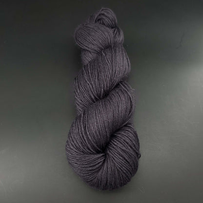 echeveau de laine merinos lazy lion unie de marque kremke de couleur anthracite pour tricot et crochet, sur fond noir