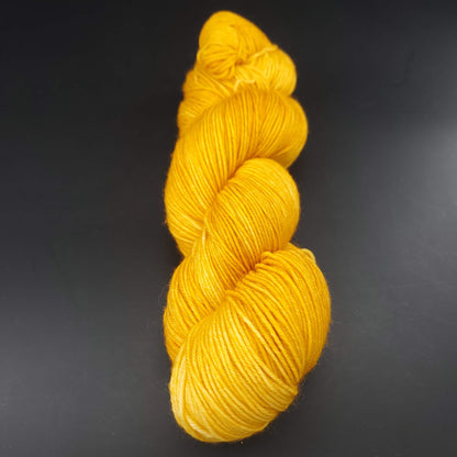 echeveau de laine merinos lazy lion unie de marque kremke de couleur gold pour tricot et crochet, sur fond noir