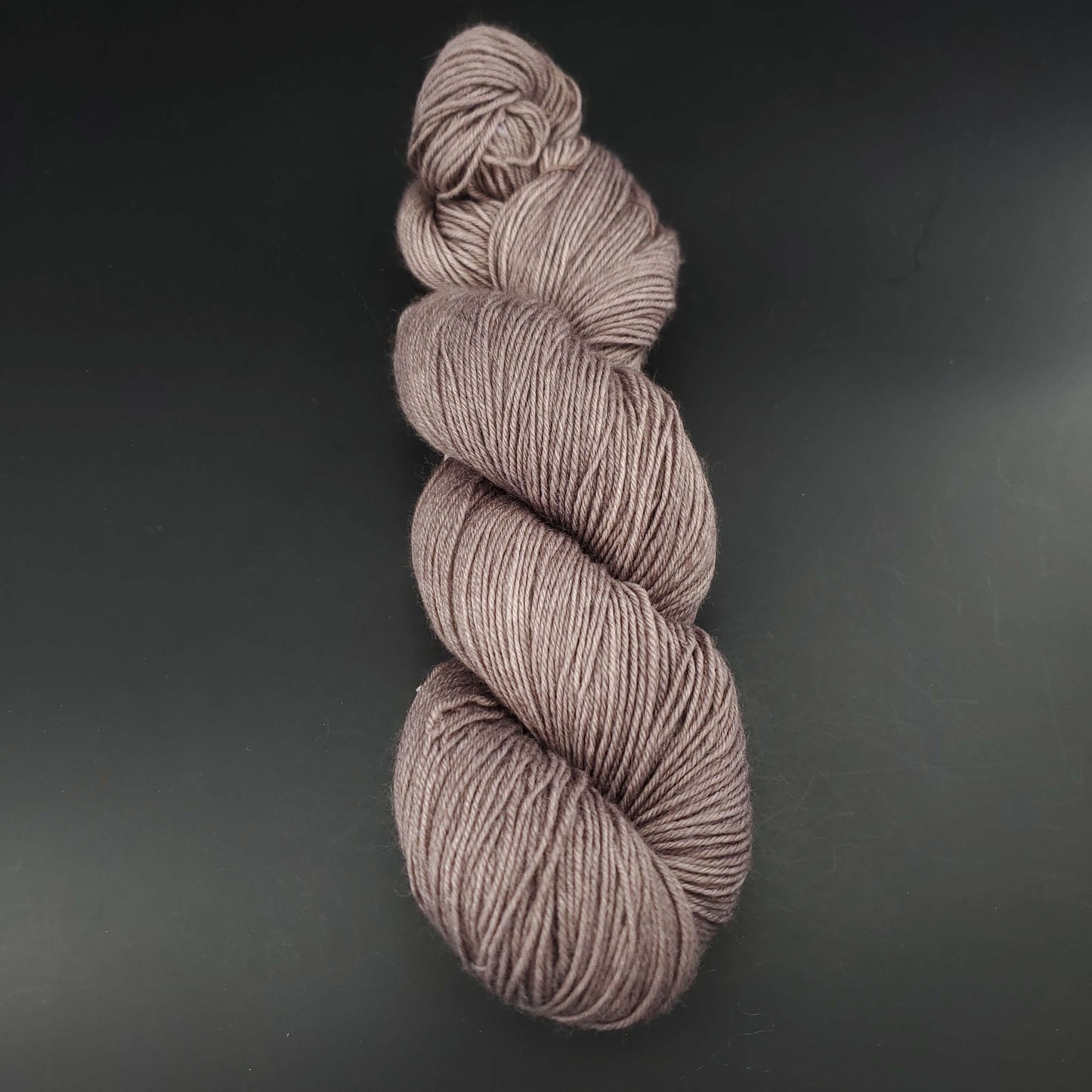 echeveau de laine merinos lazy lion unie de marque kremke de couleur granite pour tricot et crochet, sur fond noir