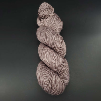 echeveau de laine merinos lazy lion unie de marque kremke de couleur granite pour tricot et crochet, sur fond noir