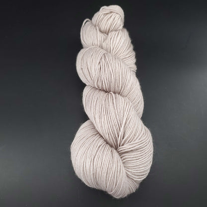 echeveau de laine merinos lazy lion unie de marque kremke de couleur light beige grey pour tricot et crochet, sur fond noir