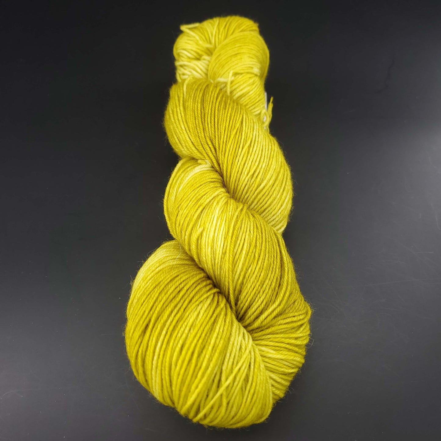 echeveau de laine merinos lazy lion unie de marque kremke de couleur summer green pour tricot et crochet, sur fond noir