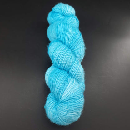 echeveau de laine merinos lazy lion unie de marque kremke de couleur turquoise pour tricot et crochet, sur fond noir
