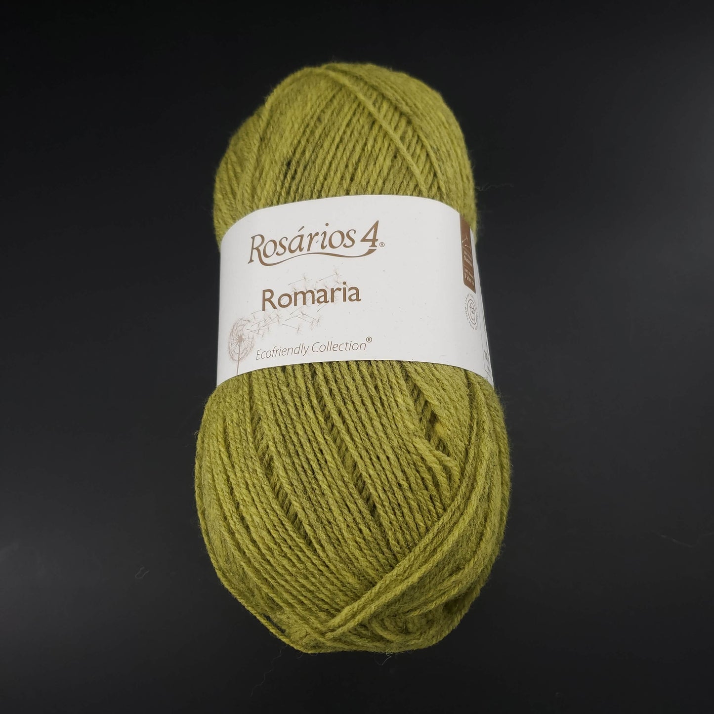 pelote de laine romaria de marque rosarios4 coloris 10 pour tricot et crochet sur fond noir