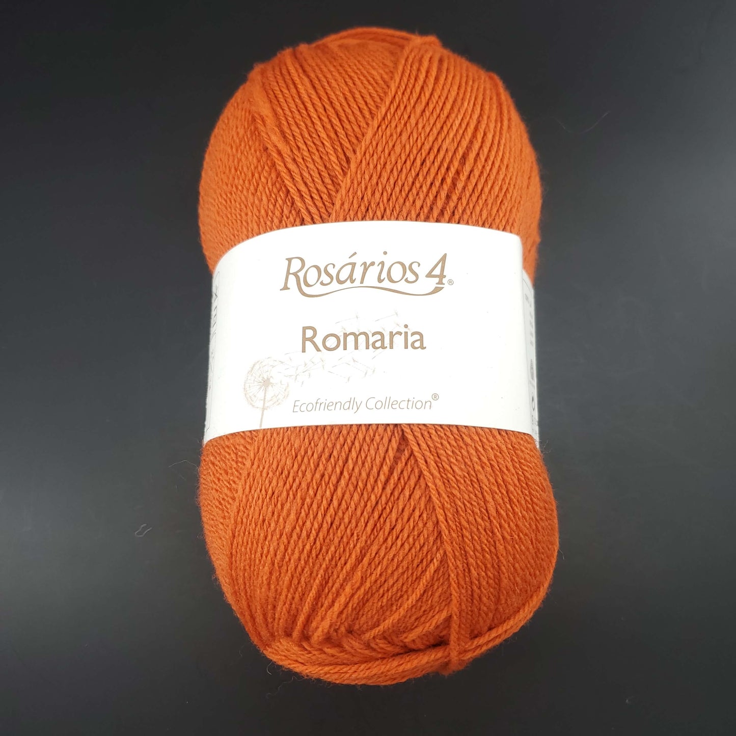 pelote de laine romaria de marque rosarios4 coloris 20 pour tricot et crochet sur fond noir