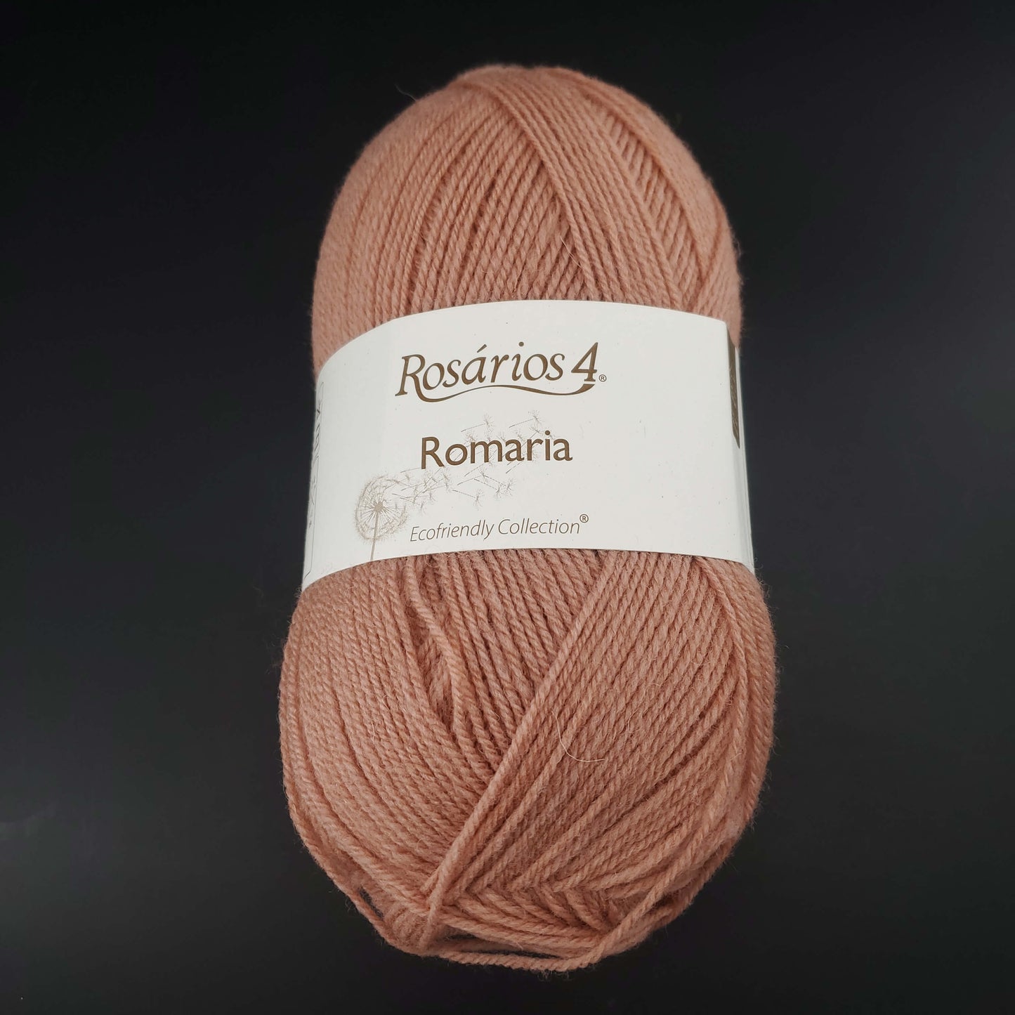pelote de laine romaria de marque rosarios4 coloris 22 pour tricot et crochet sur fond noir