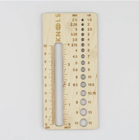 Outil de mesure Knools pour tricot combinant une jauge à aiguilles et un cadre pour compter les mailles de l'échantillon. Accessoire en bois de haute qualité - Boutique Wolly Roger