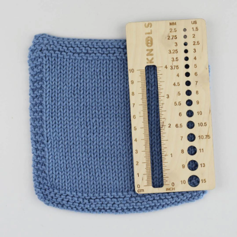 Outil de mesure Knools pour tricot combinant une jauge à aiguilles et un cadre pour compter les mailles de l'échantillon. Accessoire en bois de haute qualité - échantillon laine bleue