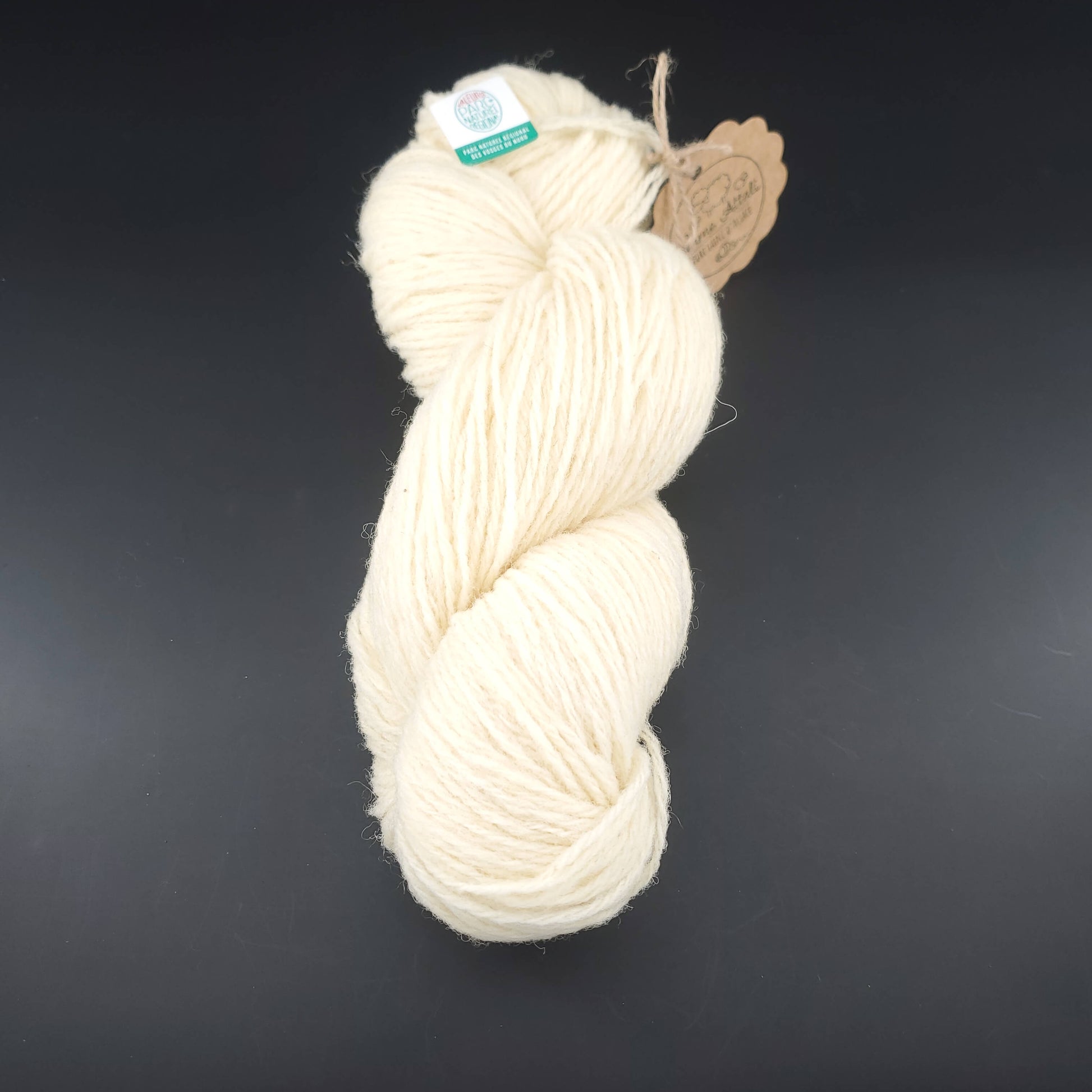 Echeveau de laine vierge, non teinte, de la ferme attali, fil n°3