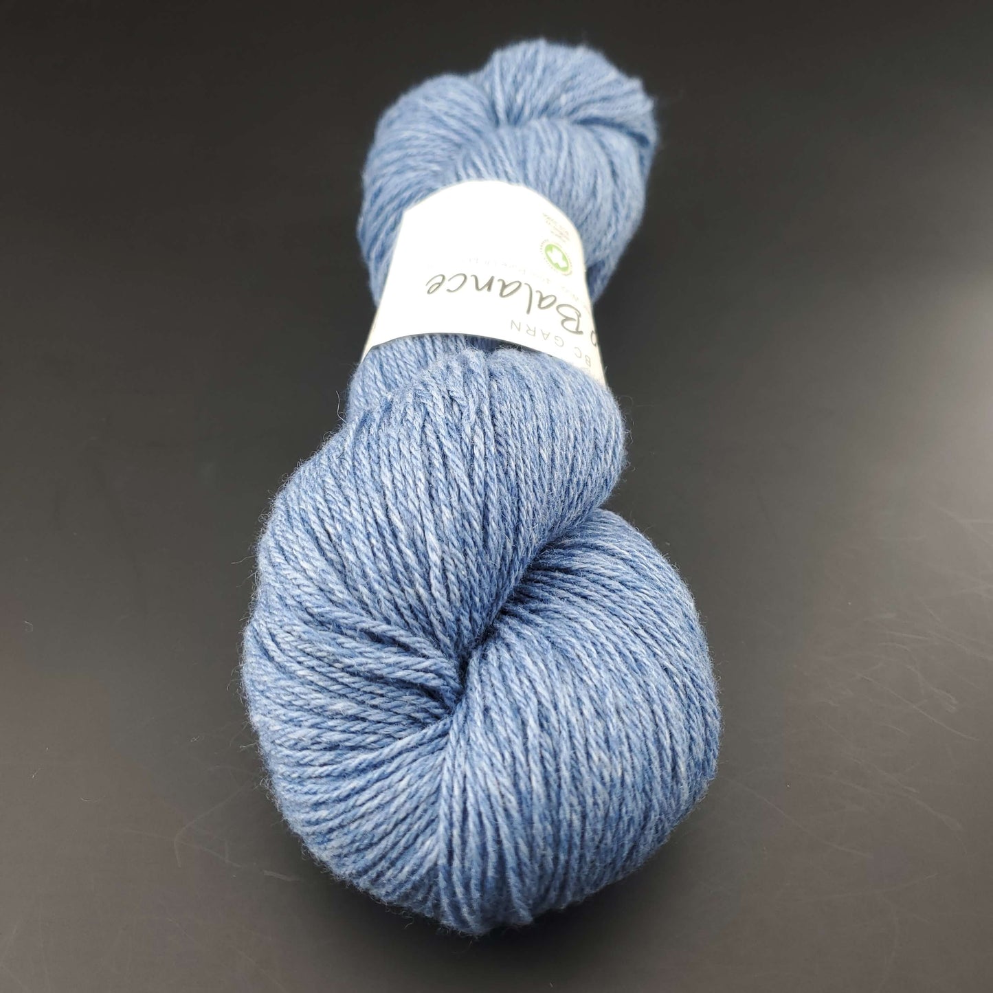 écheveau de fil à tricoter Bio Balance de BC GARN coloris 131 jeans sur fond noir