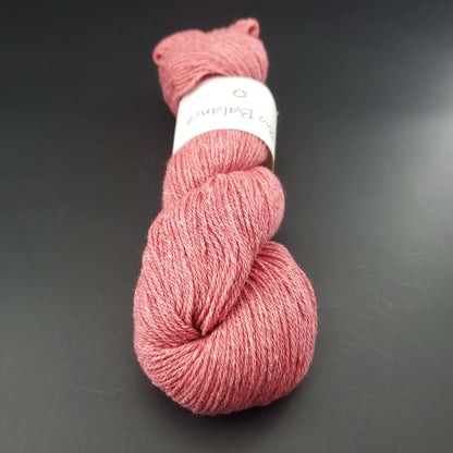 écheveau de fil à tricoter Bio Balance de BC GARN coloris 21 pale red sur fond noir