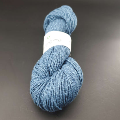 écheveau de fil à tricoter Bio Balance de BC GARN coloris 27 marine sur fond noir