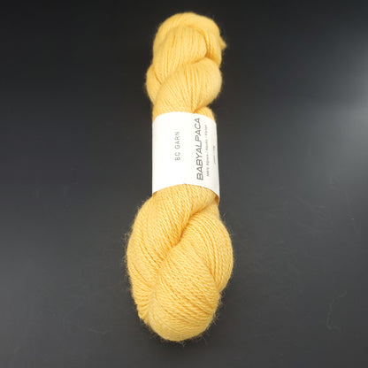 Echeveau de laine Baby Alpaca de BC Garn de couleur 02 yellow sur fond noir.