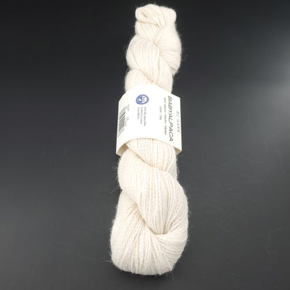Echeveau de laine Baby Alpaca de BC Garn de couleur 100 natural white sur fond noir.
