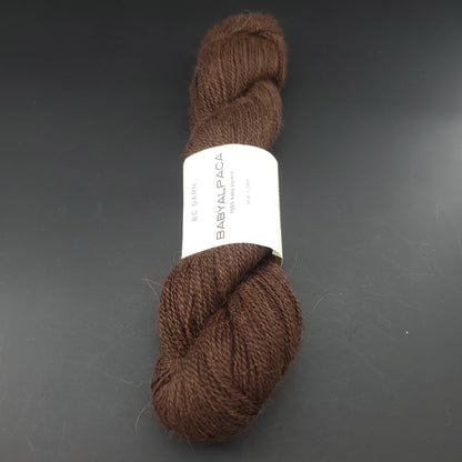Echeveau de laine Baby Alpaca de BC Garn de couleur 106 milkchocolate undyed sur fond noir.