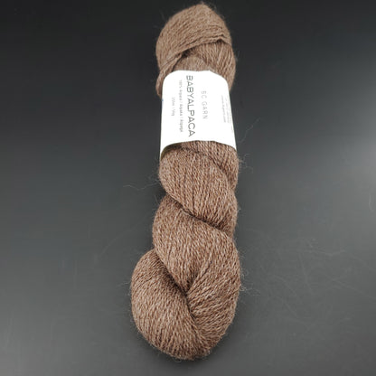 Echeveau de laine Baby Alpaca de BC Garn de couleur 107 brown melange sur fond noir.