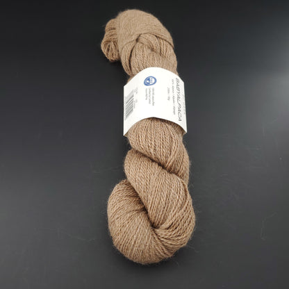 Echeveau de laine Baby Alpaca de BC Garn de couleur 108 nougat undyed sur fond noir.