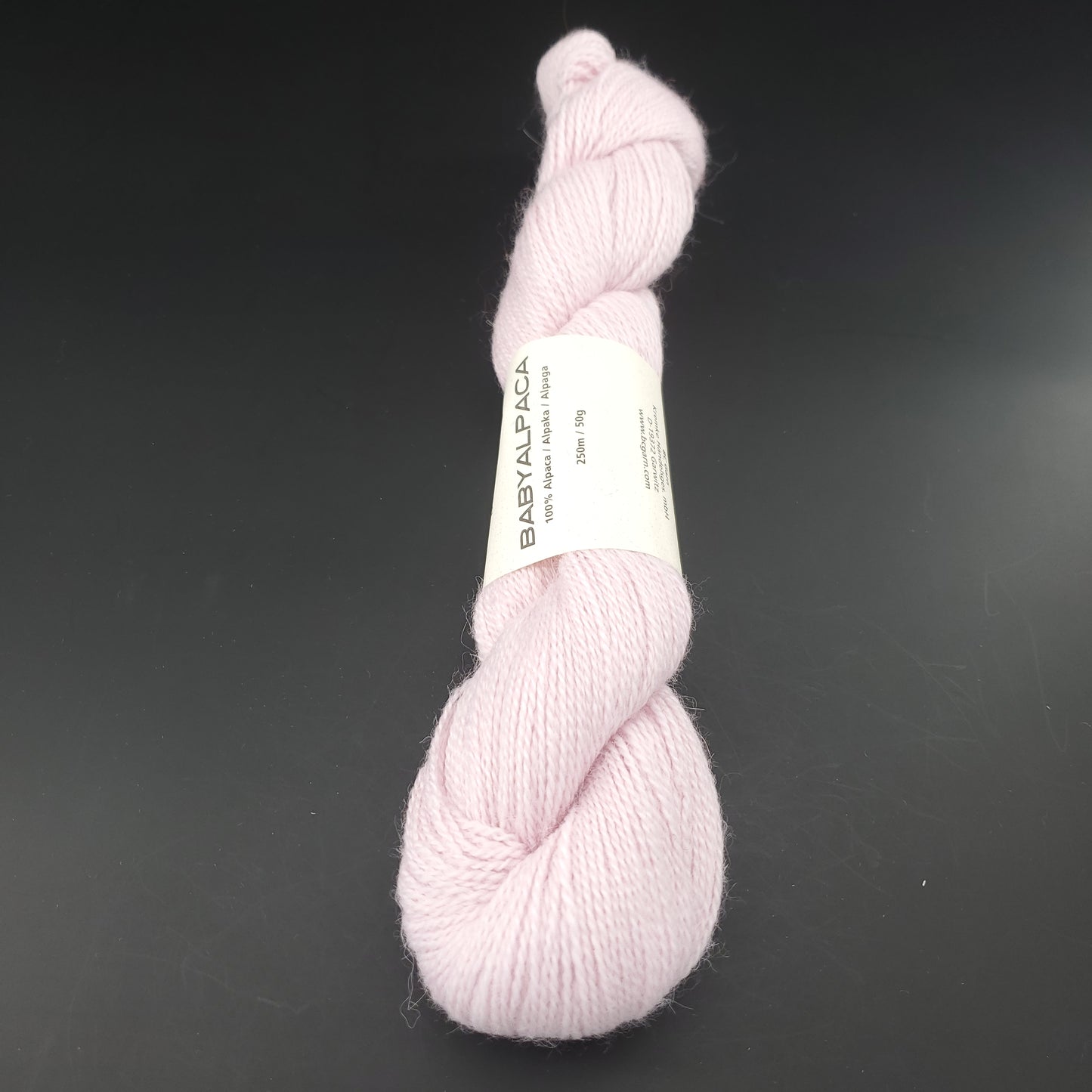 Echeveau de laine Baby Alpaca de BC Garn de couleur 11 baby pink sur fond noir.