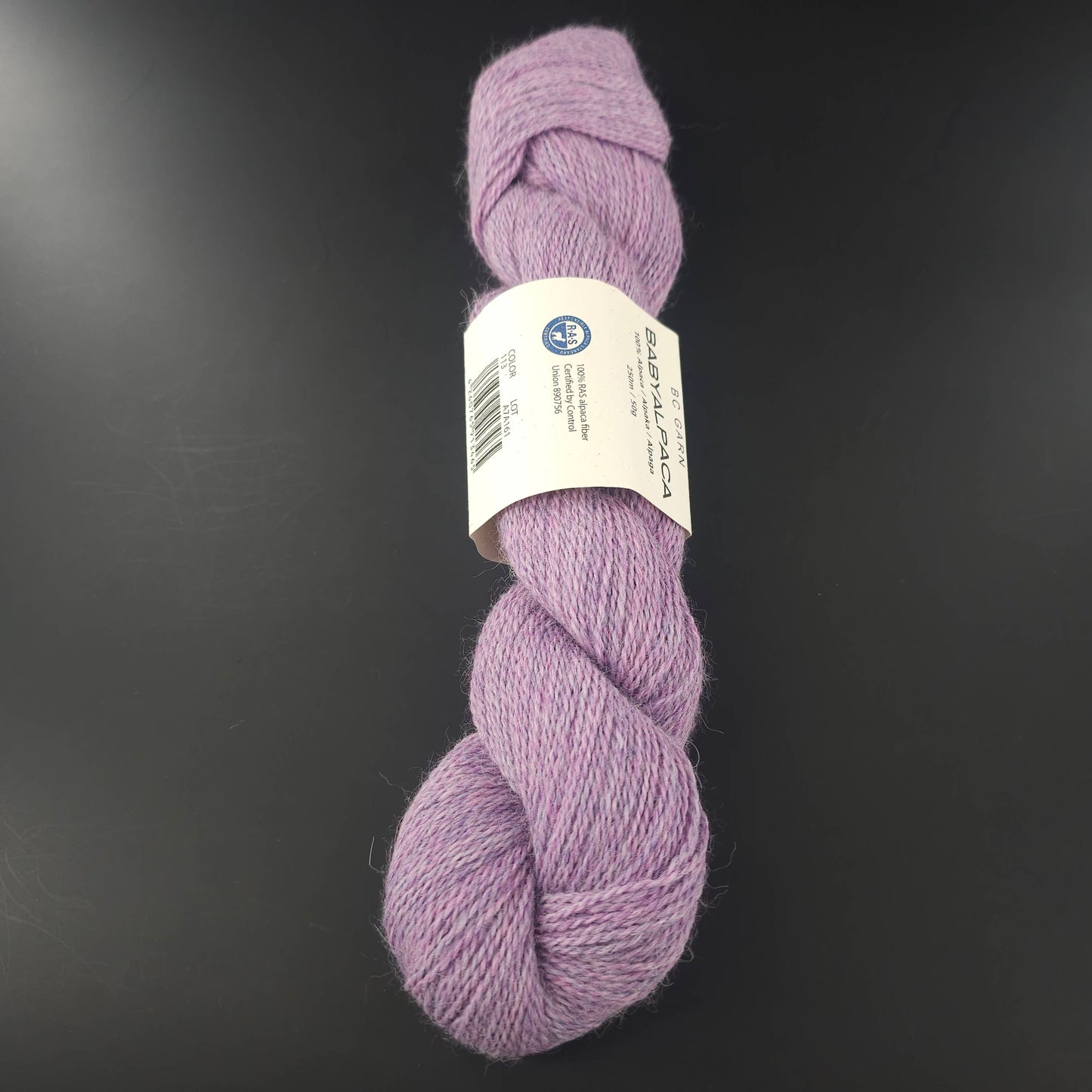 fil BC GARN baby alpaca 113 lavender sur fond noir pour tricot et crochet