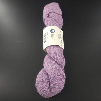 fil BC GARN baby alpaca 113 lavender sur fond noir pour tricot et crochet