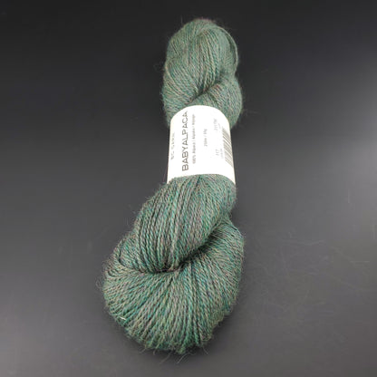 Echeveau de laine Baby Alpaca de BC Garn de couleur 117 woods heather sur fond noir.