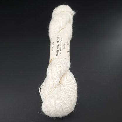Echeveau de laine Baby Alpaca de BC Garn de couleur 32 snow white sur fond noir.
